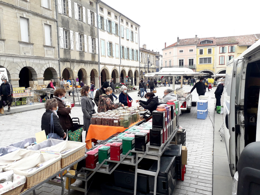 Le marché de revel resté ouvert pendant le confinement, peu de monde dans un espace aéré Le marché de revel resté ouvert pendant le confinement, peu de monde dans un espace aéré