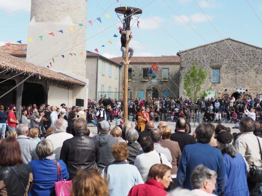 Un mât de cocagne dressé pour une fête de la cocagne à Saint Félix