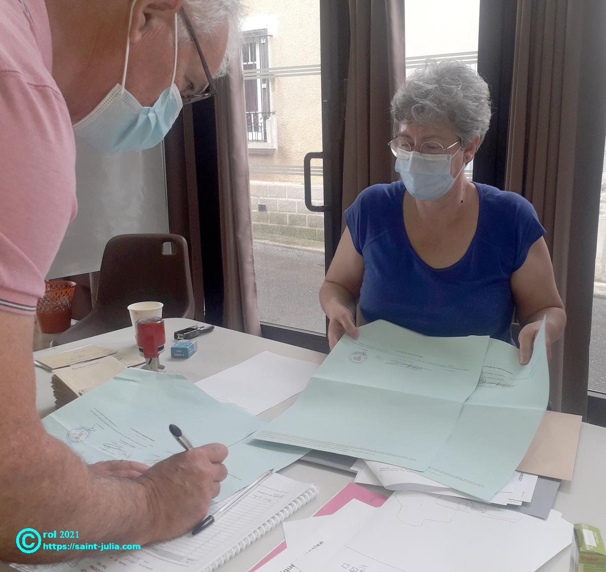 Les assesseurs signent les documents